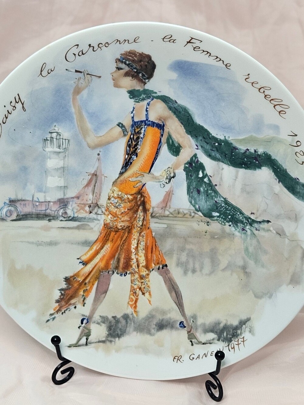Limoges Plate – “Daisy la Garçonne” (1925) – Les Femmes du Siècle – D’Arceau‑Lim